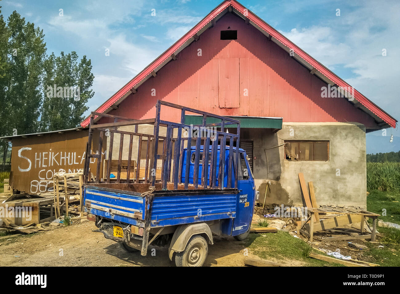 Srinagar, Jammu e Kashmir India: Data- Agosto 23, 2018: una a tre ruote auto parcheggiata di fronte una singola casa di Storeyed Foto Stock