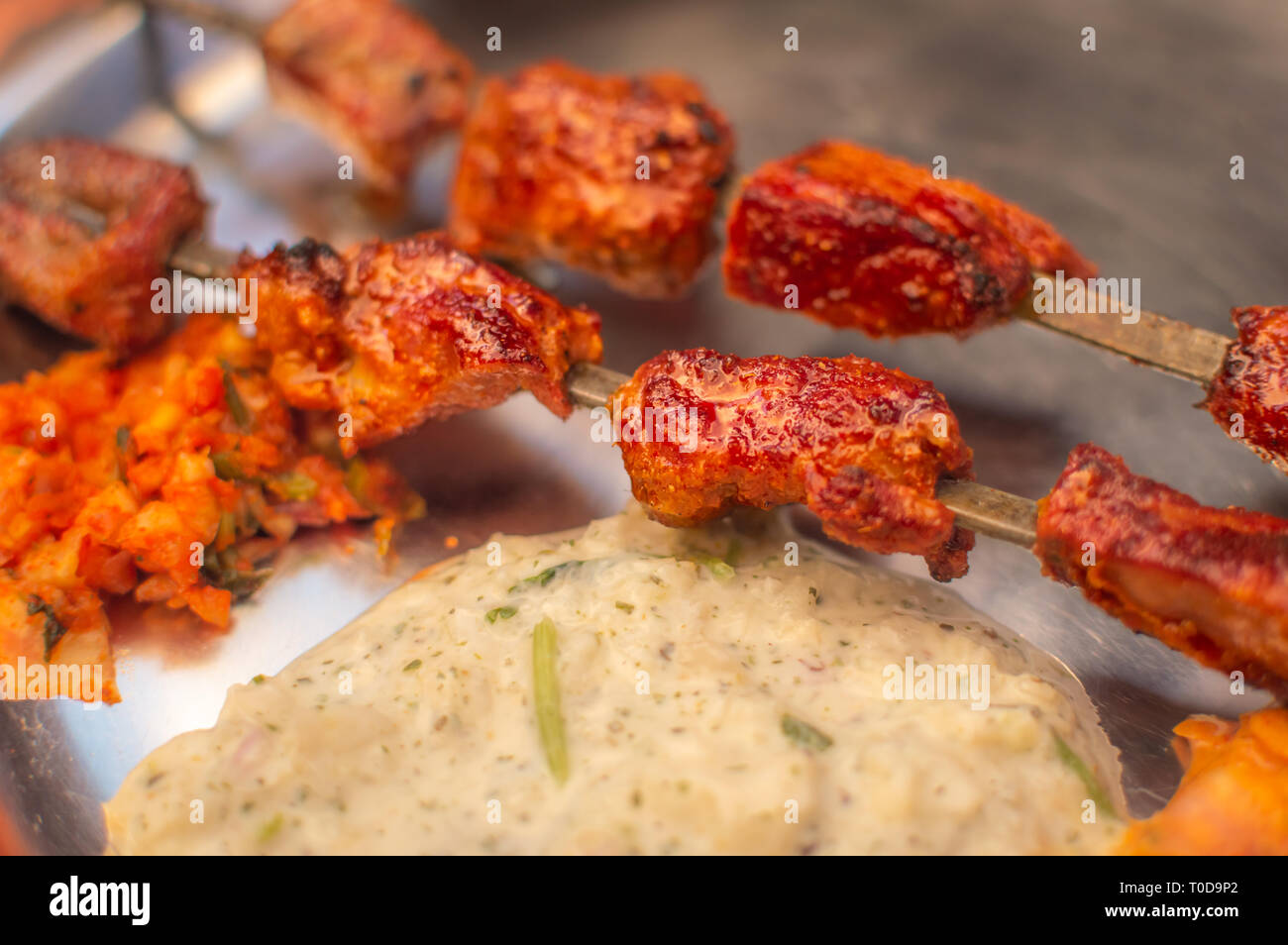 Carni di montone barbecue serviti su una piastra con chutney Foto Stock