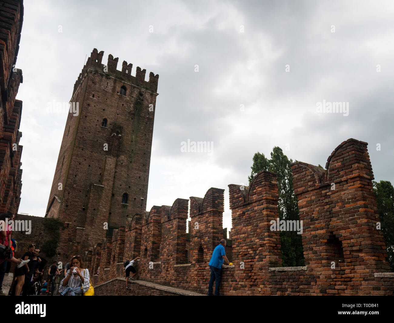 Vista della Torre di Castelvecchio, un castello del 1700, ora un museo civico Foto Stock