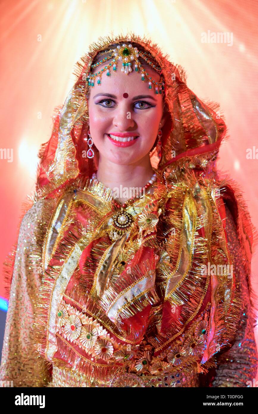 Donna russa artista in abito indiano, Valsad, Gujarat, India, Asia Foto Stock