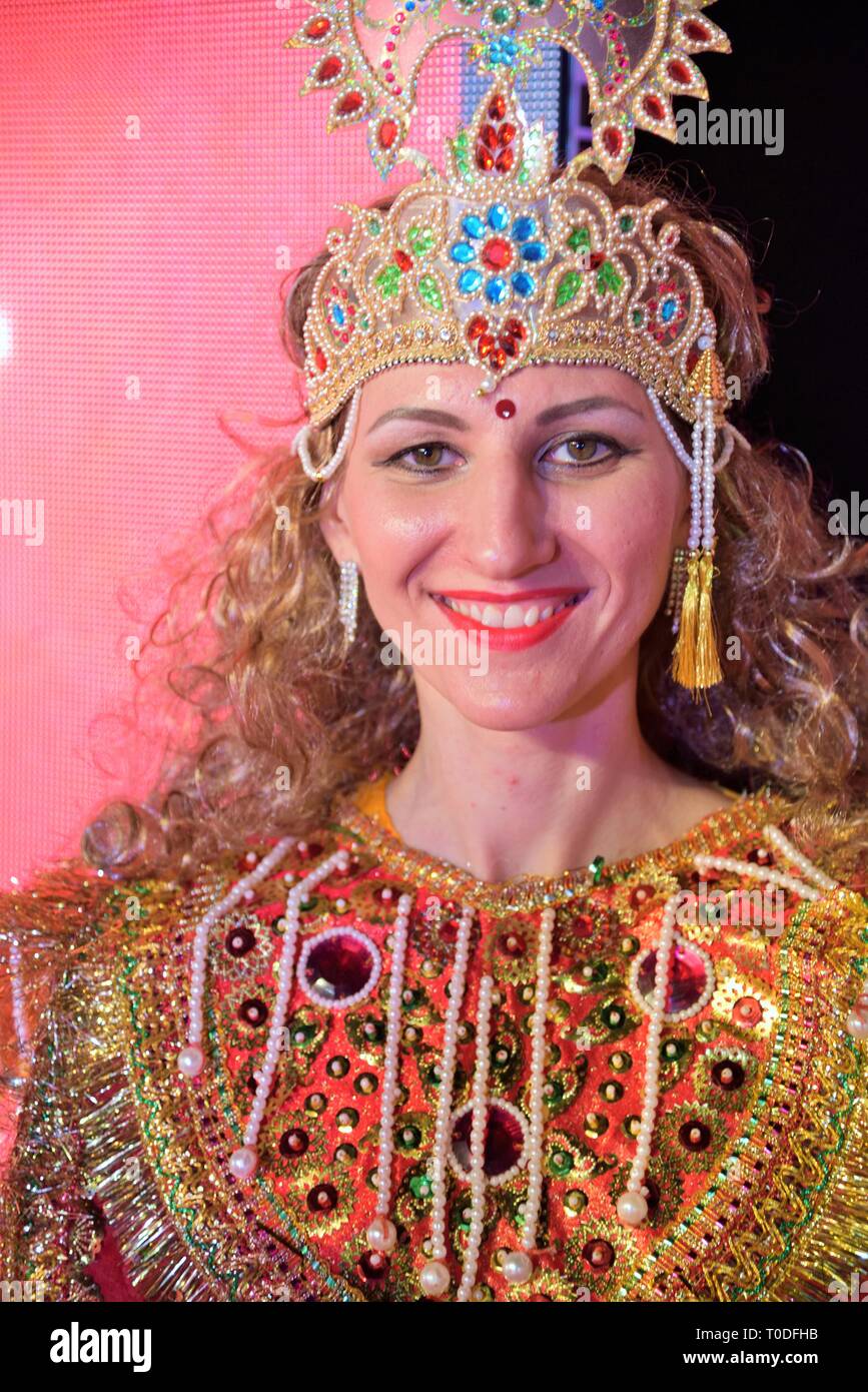 Donna russa artista in abito indiano, Valsad, Gujarat, India, Asia Foto Stock