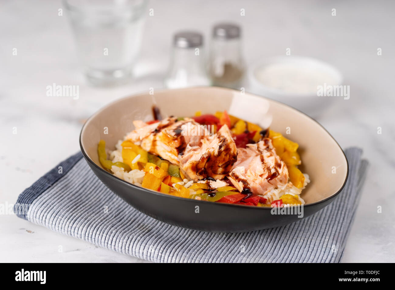 Delizioso salmone al forno con verdure in una piastra su sfondo chiaro. Cibo sano concetto Foto Stock