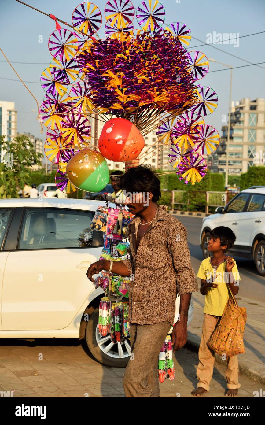 La girandola Whirligigs fornitore, Surat, Gujarat, India, Asia Foto Stock