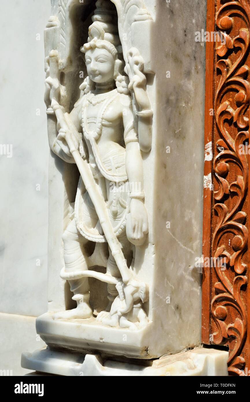 Sentinel scultura in marmo nel tempio, Surat, Gujarat, India, Asia Foto Stock