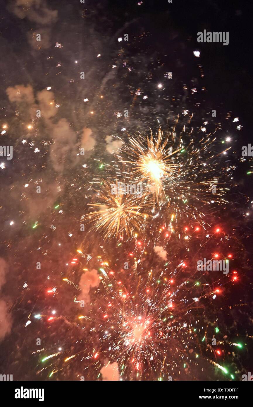 Fuochi d'artificio per il festival di Dussehra, Surat, Gujarat, India, Asia Foto Stock