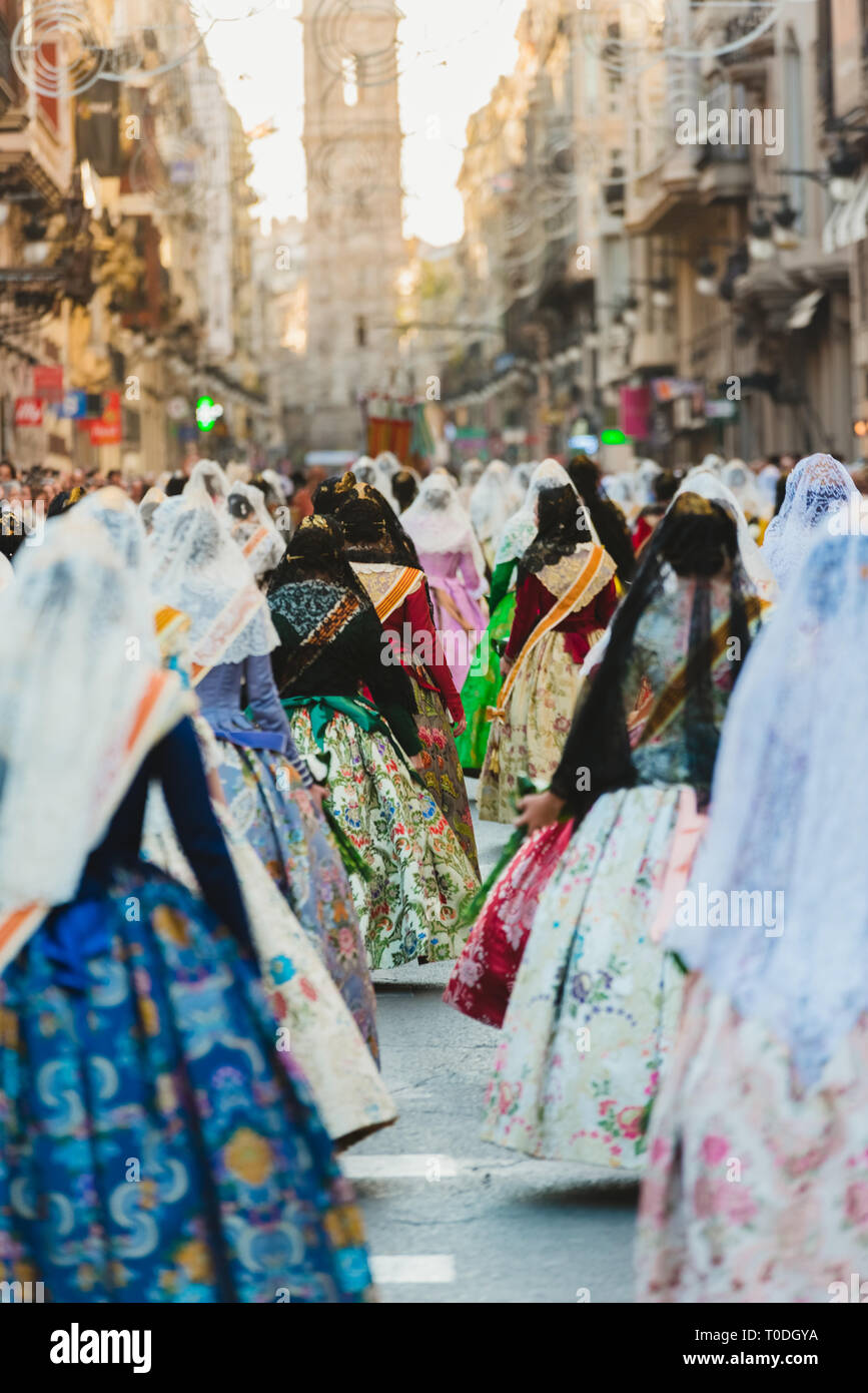 Valencia, Spagna - 17 Marzo 2019: Commissione Fallera sfilando lungo la Calle de la Paz, visto da dietro durante il Fallas offerta. Foto Stock