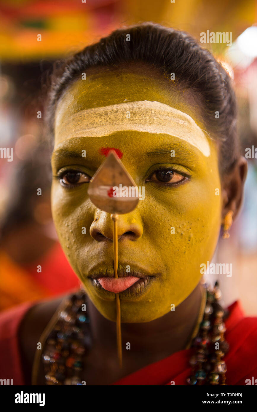 Donna con linguetta forata, festival di Dussehra Thoothukudi, Tamil Nadu, India, Asia Foto Stock