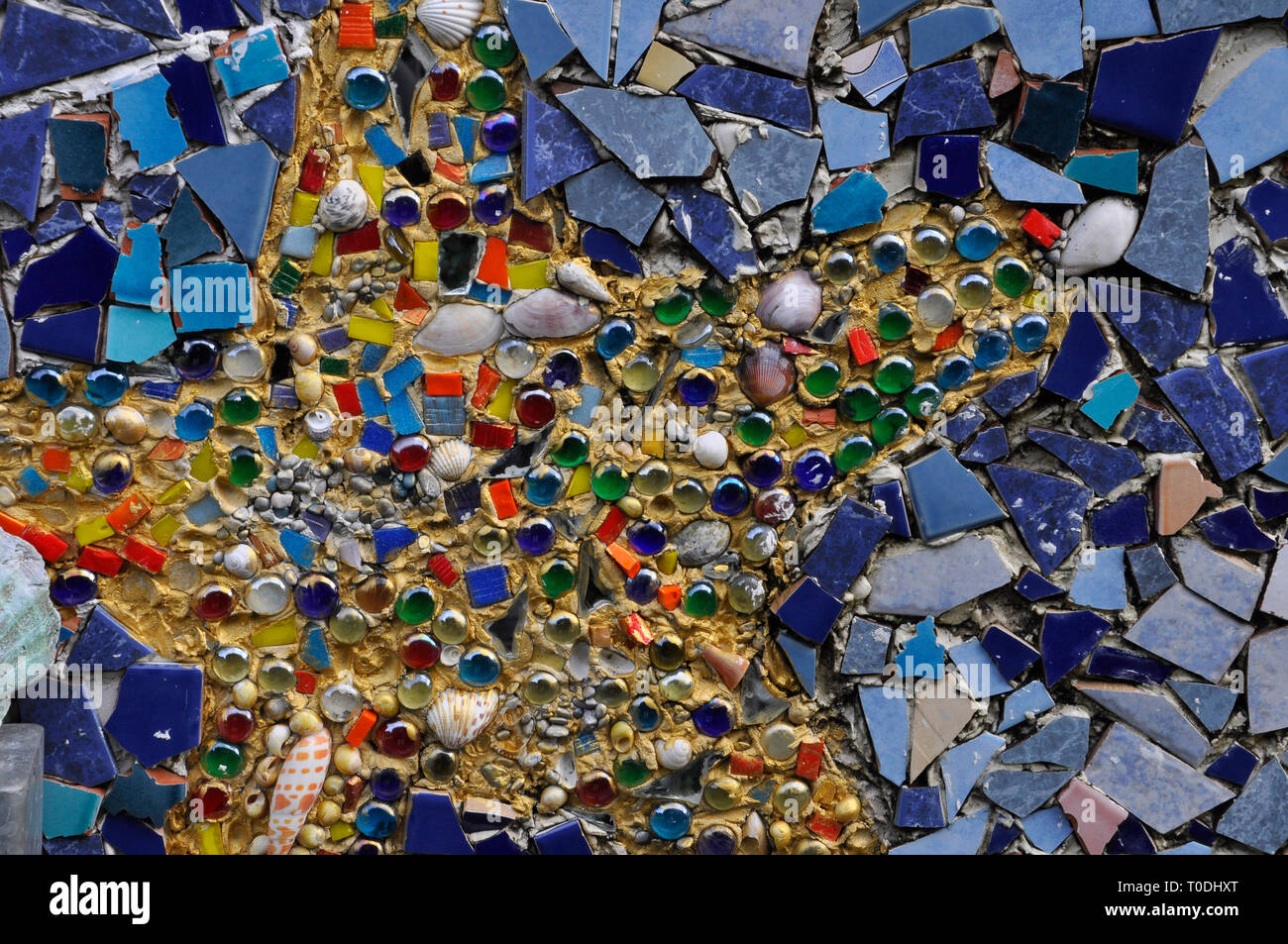 Una stella particolare di Tresco e Bryer scuola primaria mosaico di conchiglie, vetro colorato e piastrelle.Isole Scilly, Cornwall, Regno Unito Foto Stock