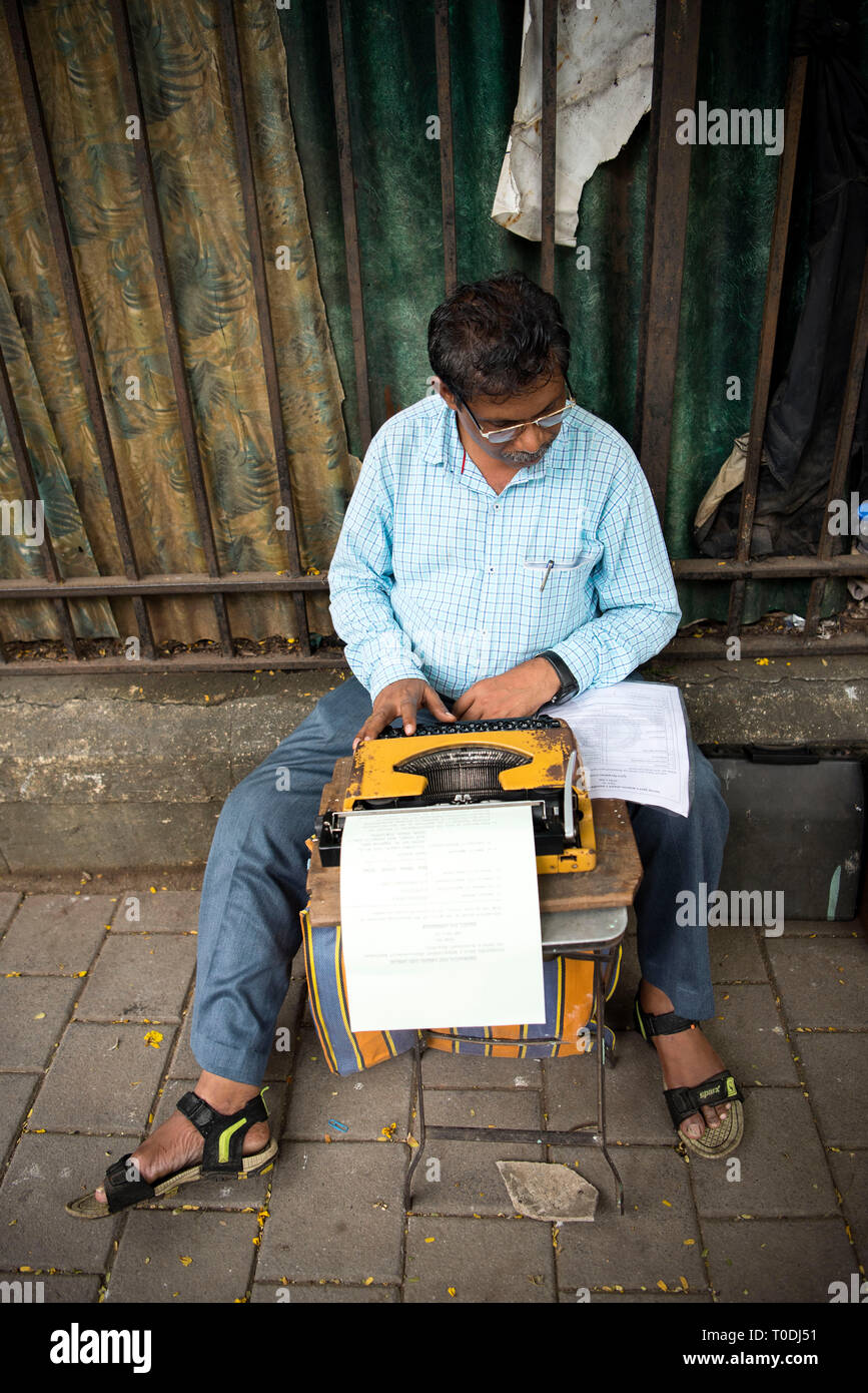 Typist seduta marciapiede, Mumbai, Maharashtra, India, Asia Foto Stock