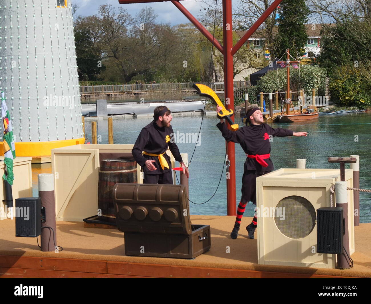 I pirati della baia di scheletro Mostra - giornalieri ricchi di azione spettacolo con attori in costume da pirata a Legoland Windsor Resort UK Foto Stock