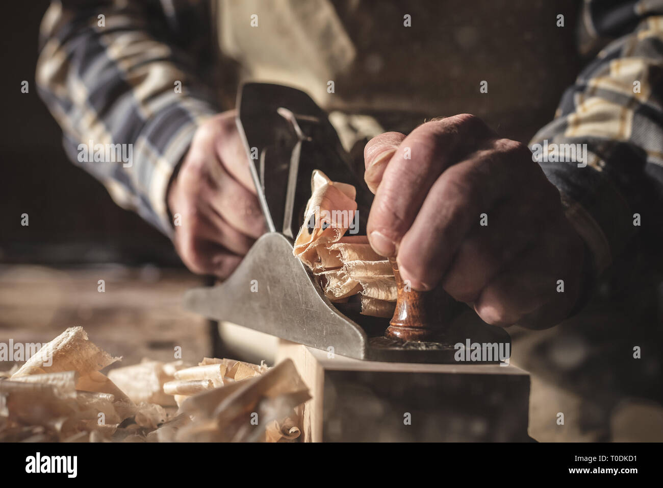 Le mani di un falegname lavora con un utensile di piallatura Foto Stock