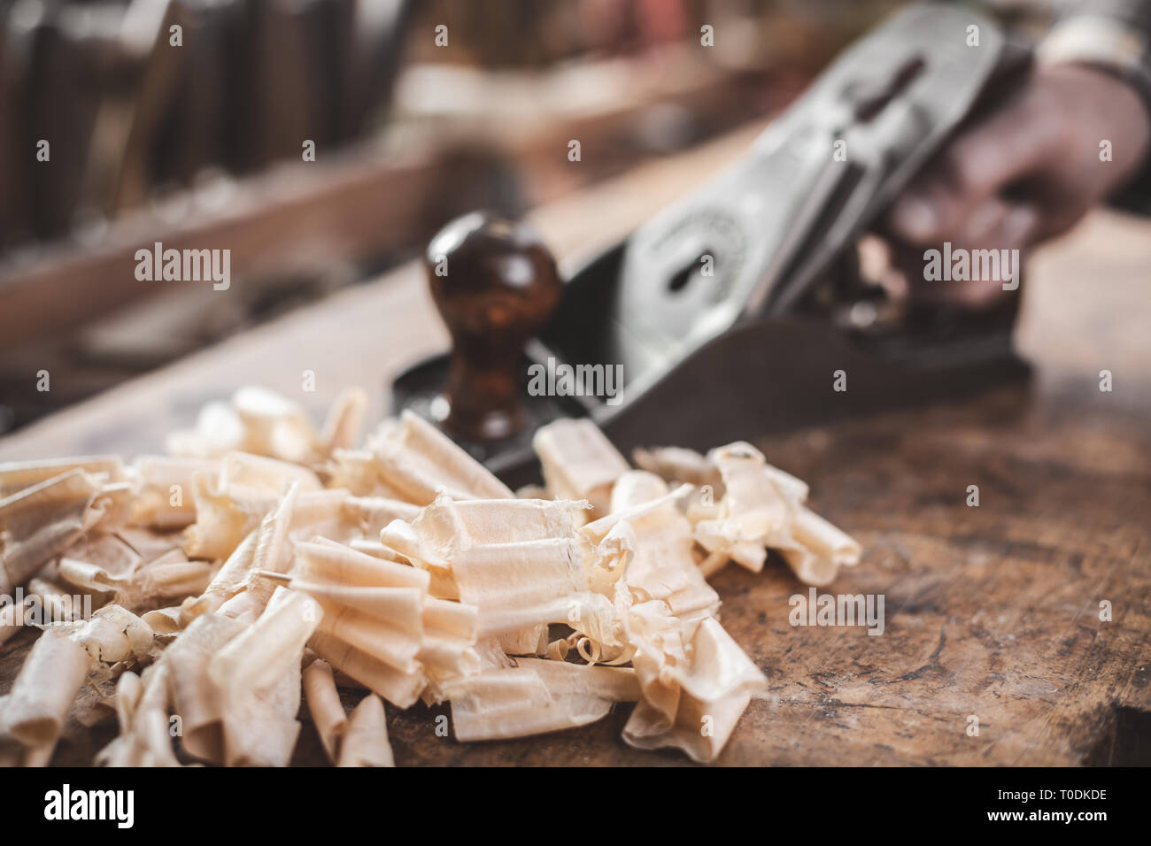 Trucioli di legno da una ruspa attrezzo sul banco di lavoro rustico Foto Stock