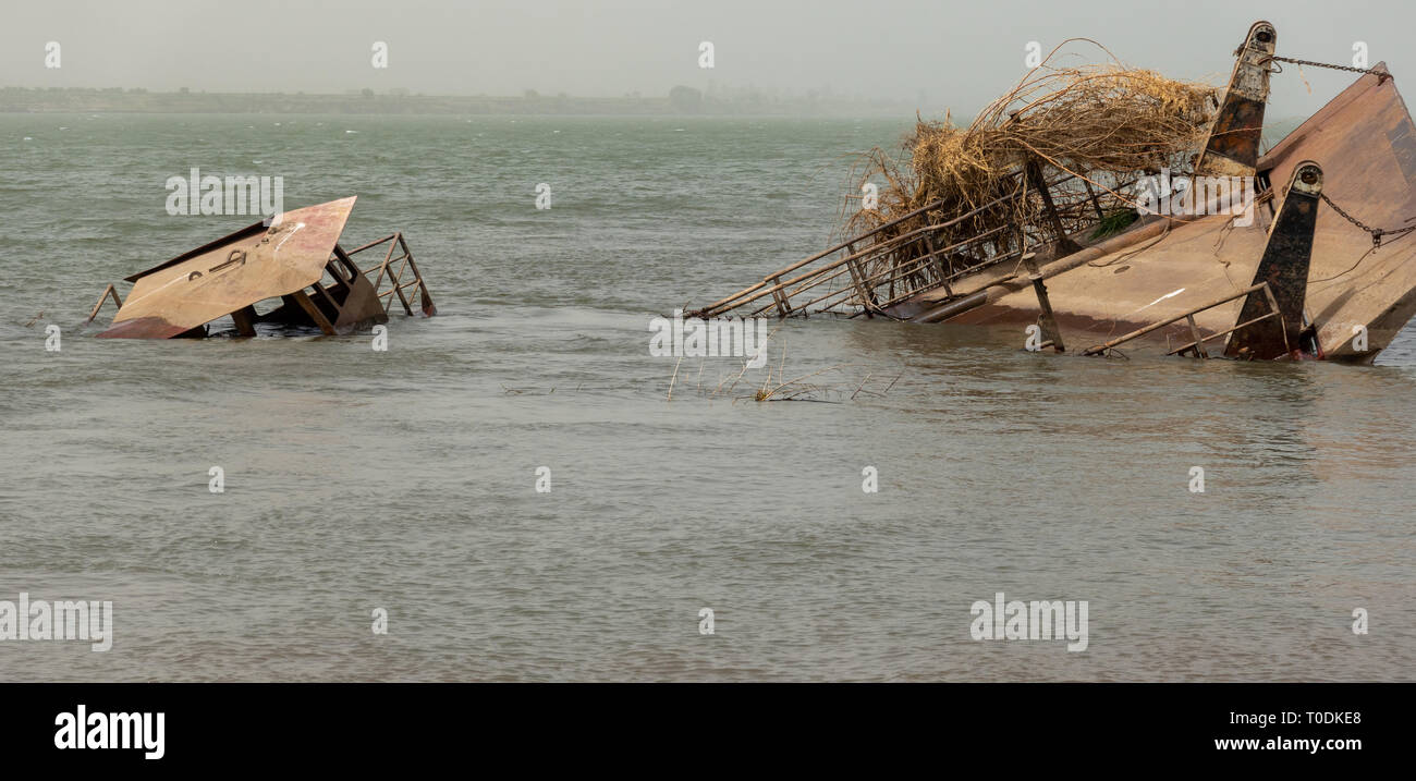 Dongola, Sudan, Febbraio 7, 2019: la cabina e la parte posteriore di un traghetto affondato nel Nilo fuori luogo delle inondazioni del Nilo in Sudan. Foto Stock