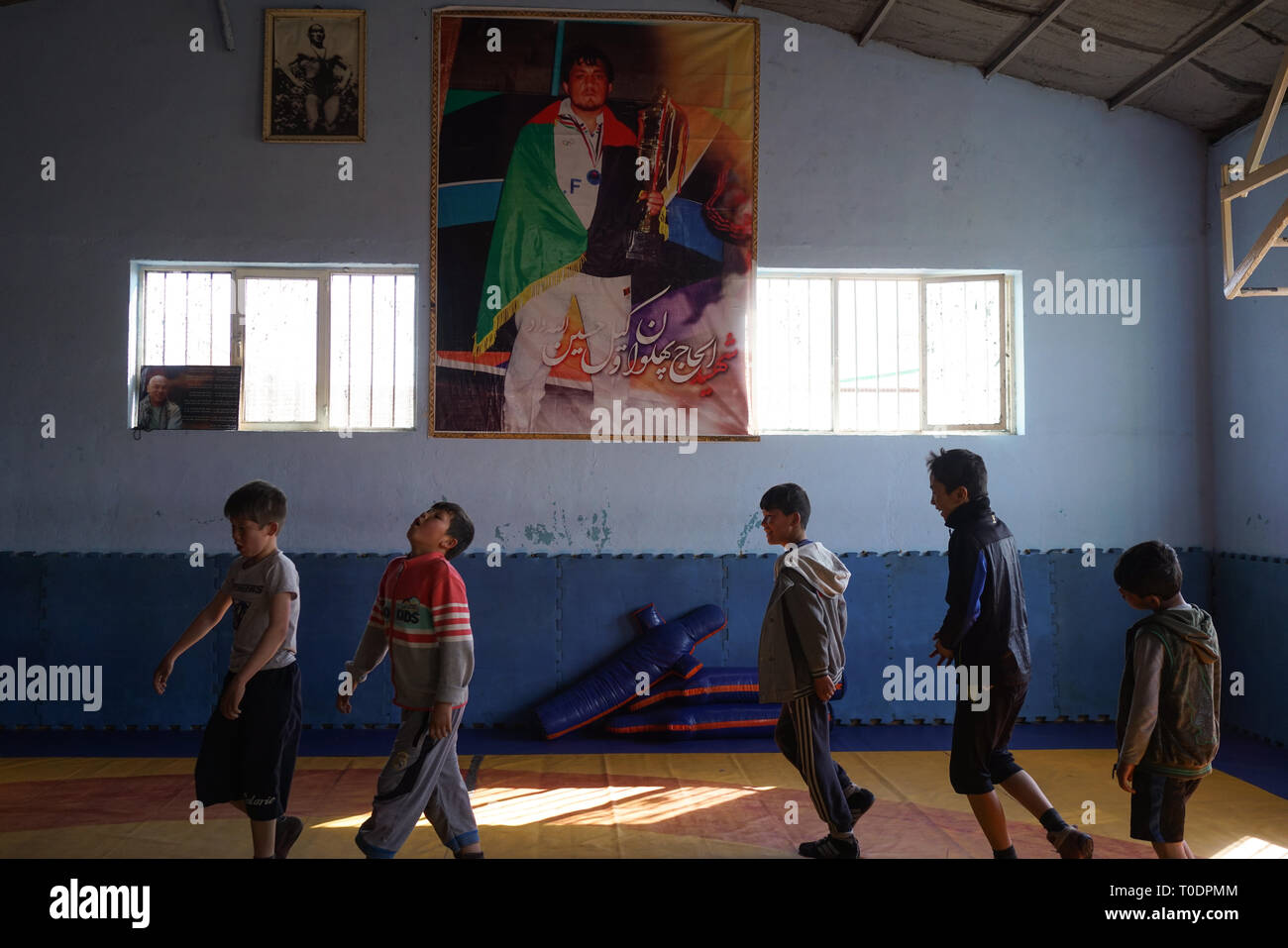 Il Maiwand Wrestling club è stato attaccato da attentatori suicidi da uno Stato islamico dell Iraq e il levante (ISIL o ISIS) gruppo lo scorso settembre. Almeno 20 persone sono state uccise e 70 feriti nell'assalto al club di Dash-e-Barchi, un quartiere a Kabul del west, sede di una vasta comunità di Hazara. Coach Ghulam Abbas ha perso il suo braccio sinistro in ciò che ha detto è stato un attacco all'etnica minoranza Hazara. In un atto di resistenza, Abbas ha ora restituito al club di wrestling dove ha insegnato per 30 anni. Foto Stock