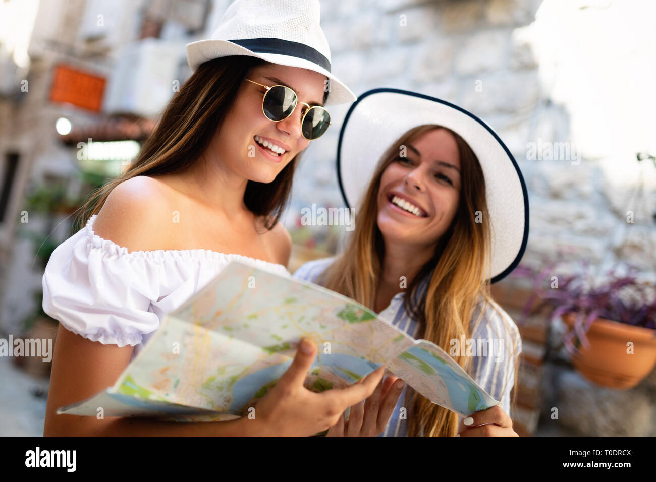 Giovani turisti felici donne in viaggio per le vacanze estive. Viaggi, amici, concetto d'estate. Foto Stock
