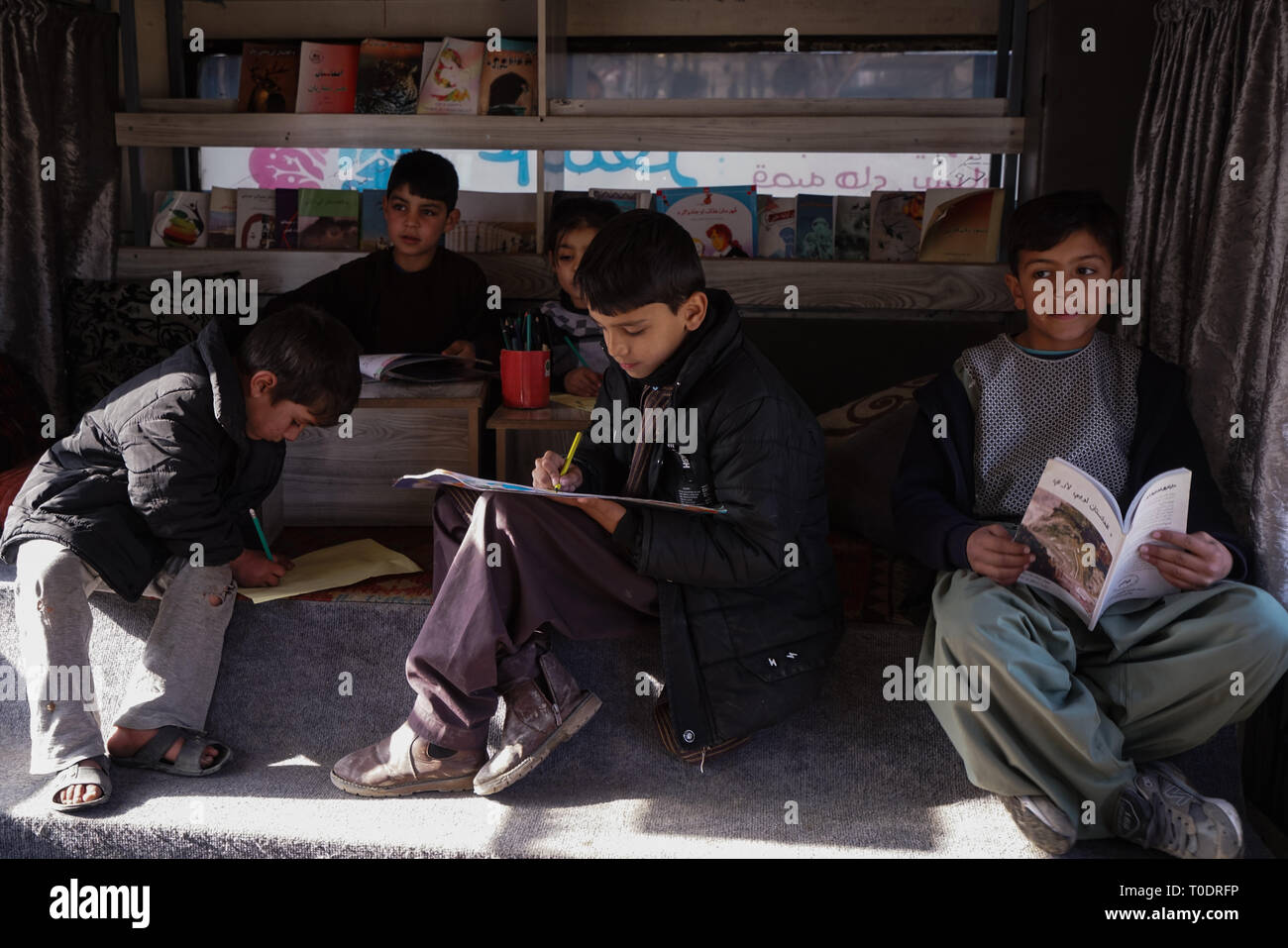 Kabul la biblioteca mobile - La Charmaghaz (noce) Progetto che esegue questa libreria mobile, iniziato nel febbraio dello scorso anno e ben presto divenne un regolare vista attorno alla città. Ogni giorno, il bus visite fino a quattro comunità in tutta Kabul, con ogni arresto della durata di due ore. "L'obiettivo principale della biblioteca mobile è quello di promuovere il pensiero critico, che crediamo non sia promosso nel nostro sistema di istruzione o la nostra società", ha detto Freshta Karim, il 26-anno-vecchio fondatore del progetto Charmaghaz. Foto Stock