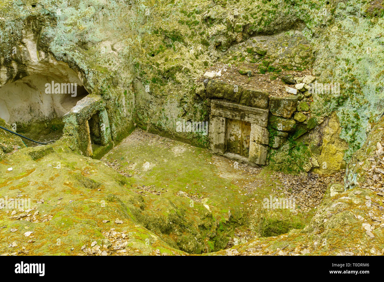 Kiryat Tivon, Israele - 13 Marzo 2019: ingresso ad un ebreo grotta sepolcrale del periodo romano, in Bet Shearim National Park (necropoli ebraica), nord Foto Stock