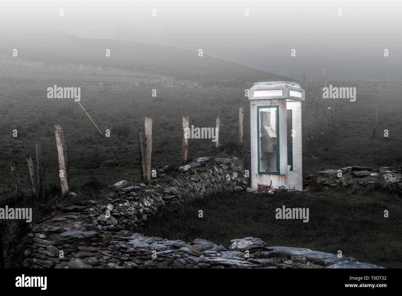 Dursey Island, Cork, Irlanda. Xxvii Aprile, 2015. Un vecchio telefono in disuso casella sul Dursey Island. Co. Cork, Irlanda. Foto Stock