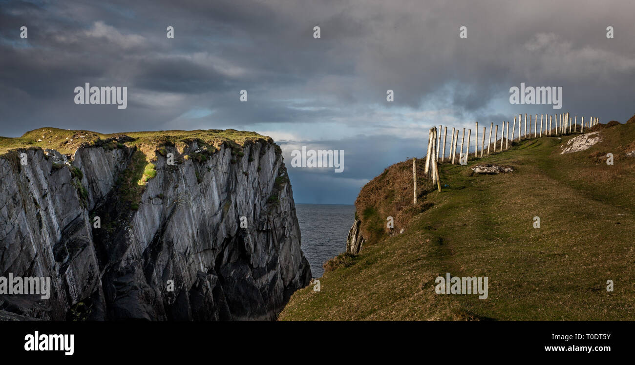 Dursey Island, Cork, Irlanda. Xxvii Aprile, 2015. Passeggiate in collina percorso su Dursey Island. Co. Cork, Irlanda. Foto Stock