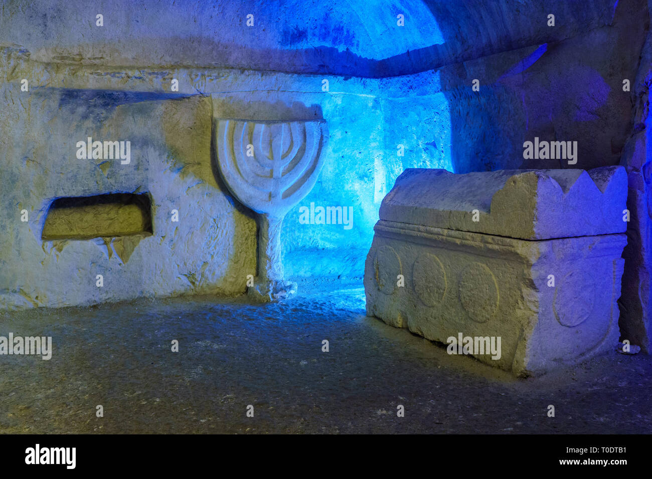 Sarcofago (periodo romano bara) e un scolpito Menorah, in una sepoltura ebraica grotta, in Bet Shearim National Park (necropoli ebraica), il nord di Israele Foto Stock