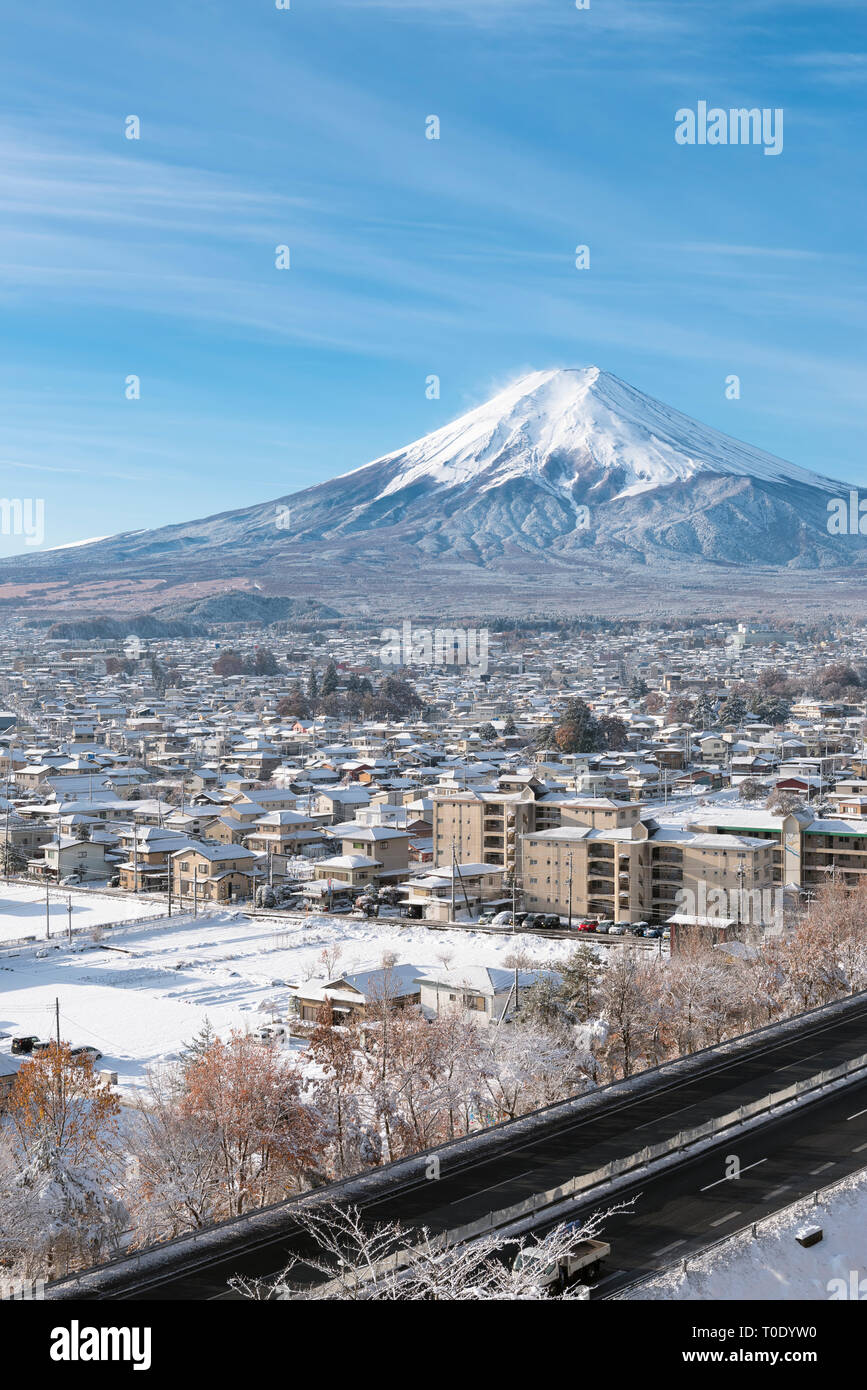 Mt. Fuji oltre a una città di provincia nella neve Foto Stock