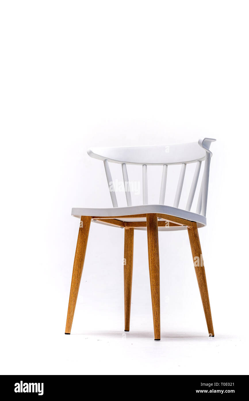 Colore bianco sedia, plastica, legno, sedia in pelle moderno designer Sedia isolati su sfondo bianco. Serie di mobili Foto Stock