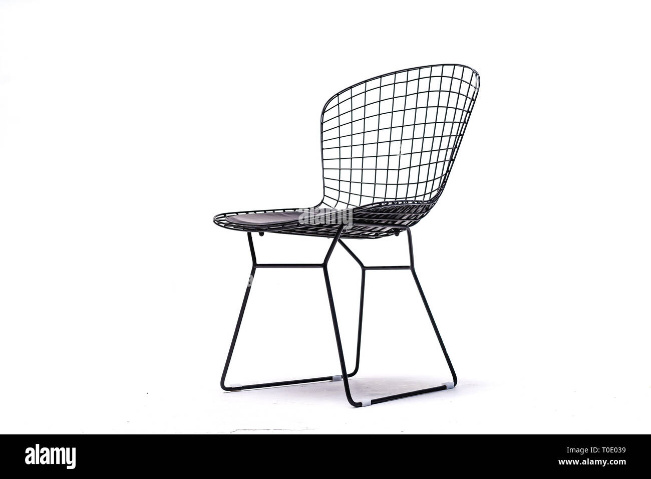Colore nero sedia, plastica, legno, sedia in pelle moderno designer Sedia isolati su sfondo bianco. Serie di mobili Foto Stock