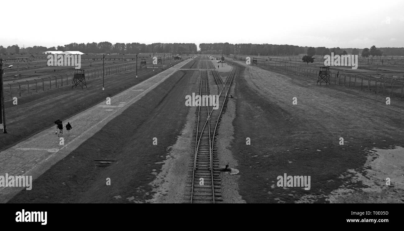 Oswiecim, Polonia - 11 luglio 2018. Birkenau-Auschwitz II vista dall'ingresso principale e la torre di guardia Foto Stock