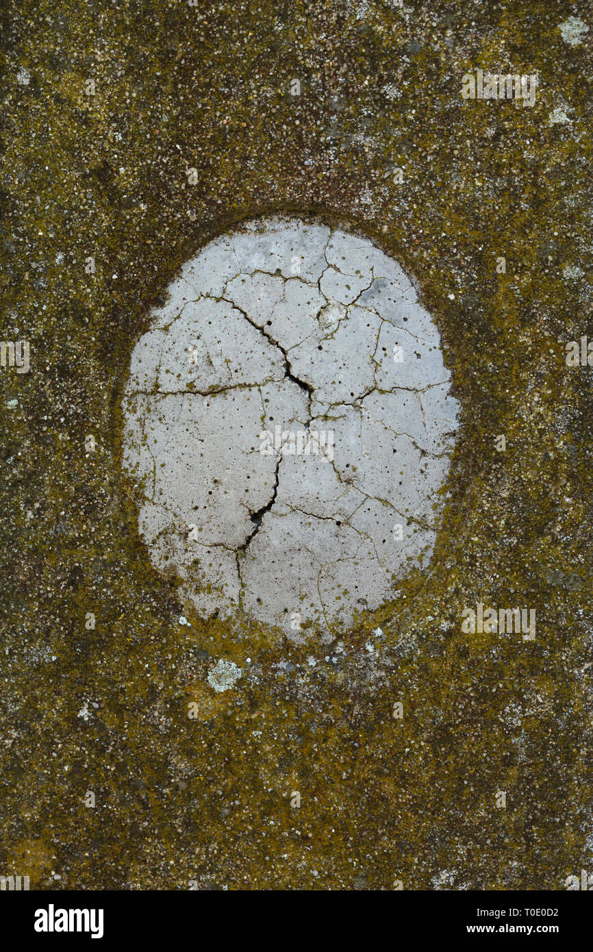 Tracce sul luogo dove una fotografia una volta che è stato sulla lapide di uno dei russi emigrati presso il Cimitero di russo in Sainte-Geneviève-des-Bois (Cimetière russe de Sainte-Geneviève-des-Bois) vicino a Parigi, Francia. Foto Stock