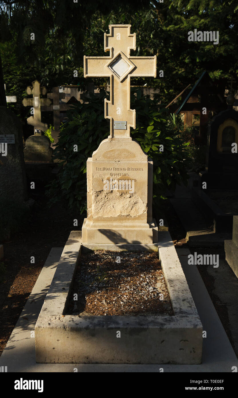 Tomba del generale russo e storico militare Nikolai Golovin (1875-1944) presso il Cimitero di russo in Sainte-Geneviève-des-Bois (Cimetière russe de Sainte-Geneviève-des-Bois) vicino a Parigi, Francia. General Golovin era uno dei comandanti militari dell'Imperial esercito russo durante la Prima Guerra Mondiale e del Siberiano esercito durante la Guerra Civile Russa. Foto Stock