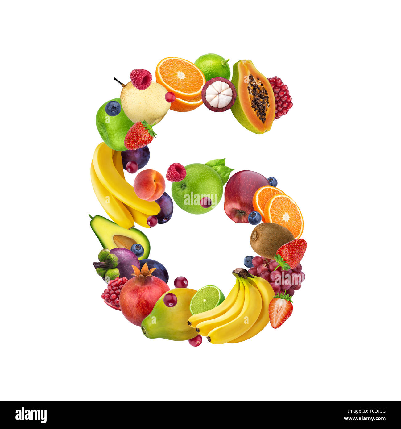 Numero sei fatto di diversi tipi di frutta e bacche, alfabeto di frutta isolato su sfondo bianco Foto Stock