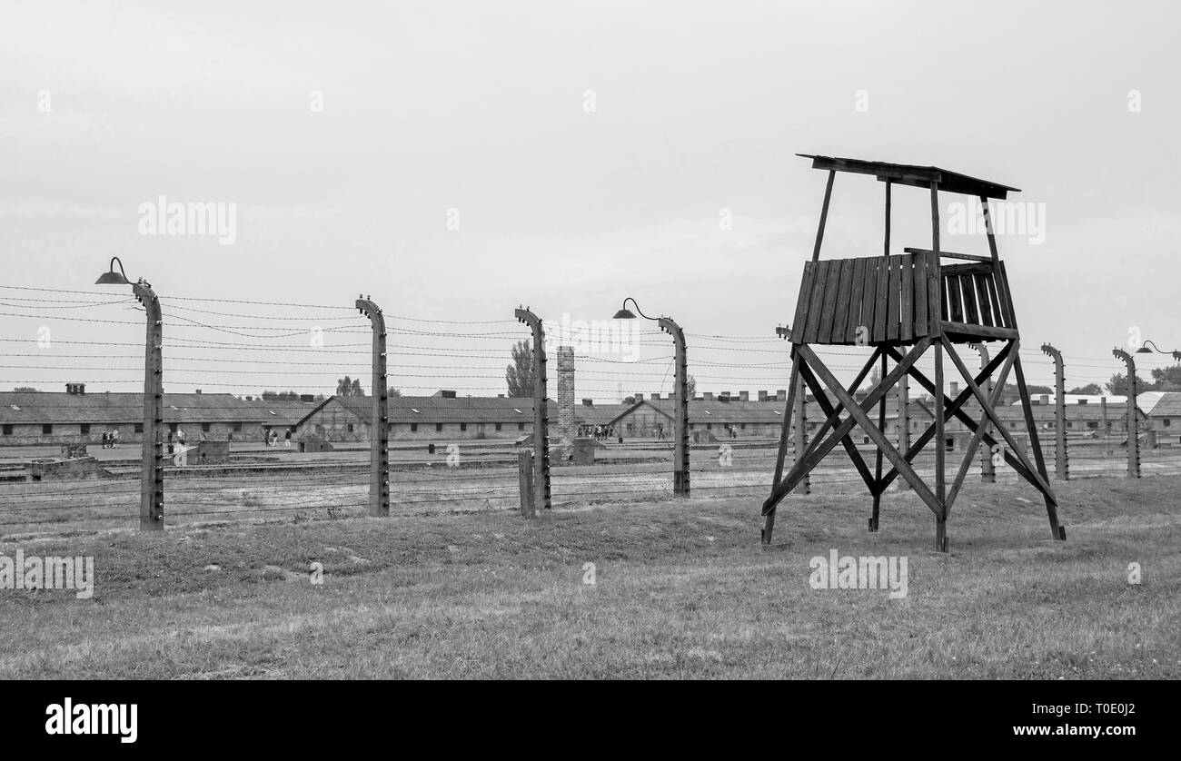 Una torre di guardia e filo spinato recinzioni in Auschwitz Birkenau II campo di concentramento in Polonia Foto Stock