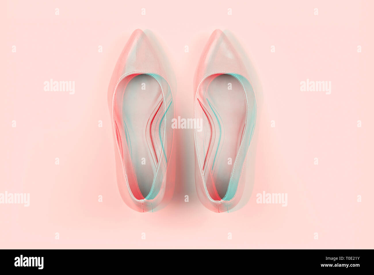 Coppia di classici beige scarpe donna su sfondo rosa con effetto di glitch. La Giornata internazionale della donna e madre del concetto di giorno Foto Stock