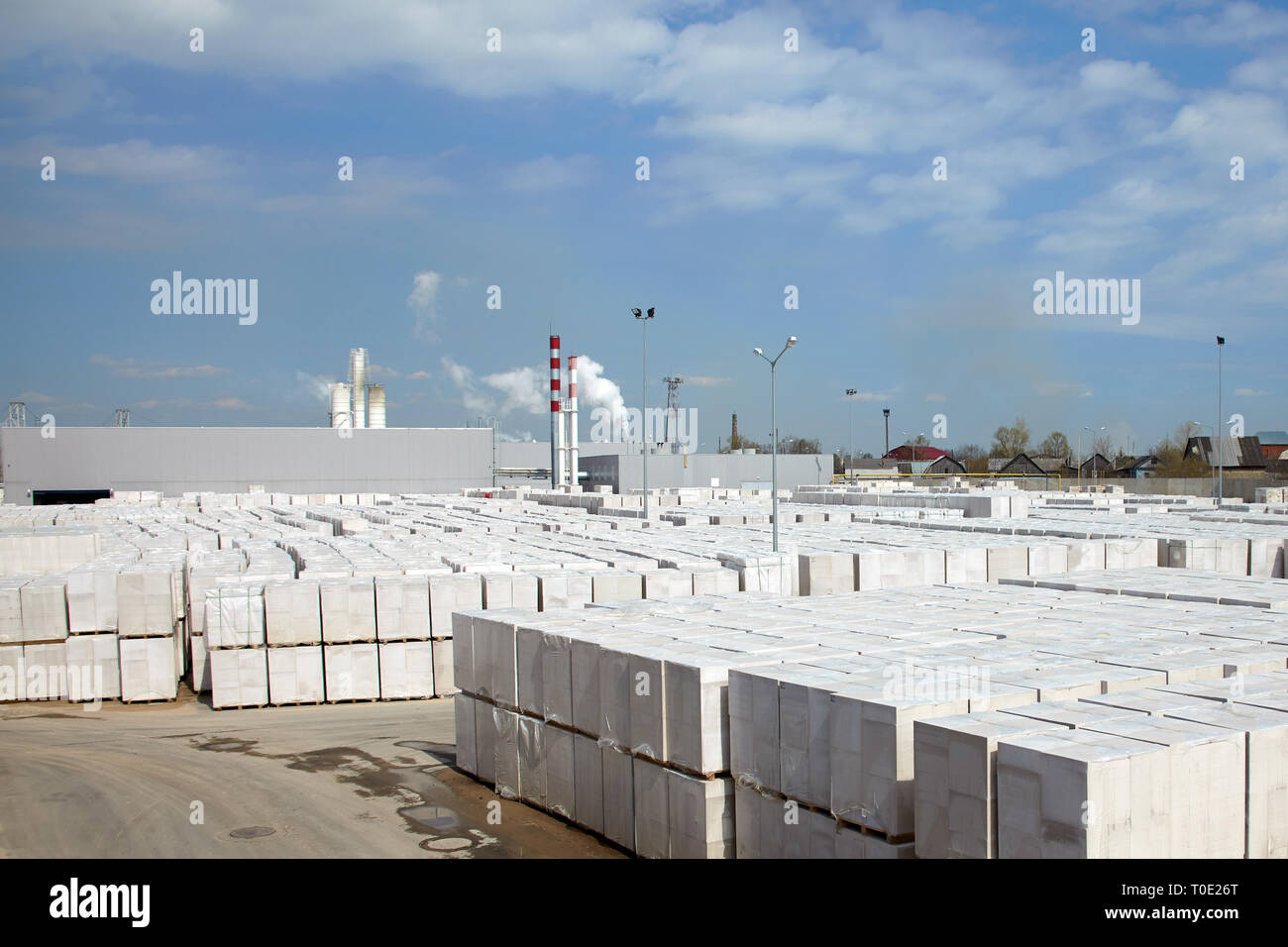 Vista della fabbrica di produzione di vegetali autoclavato calcestruzzo aerato. Pacchetti di blocchi su pallet mettere uno sull'altro in un magazzino esterno. Vista dall'alto di io Foto Stock