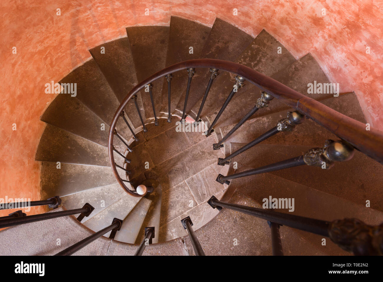 Antica scalinata a spirale in una vecchia dimora francese Foto Stock
