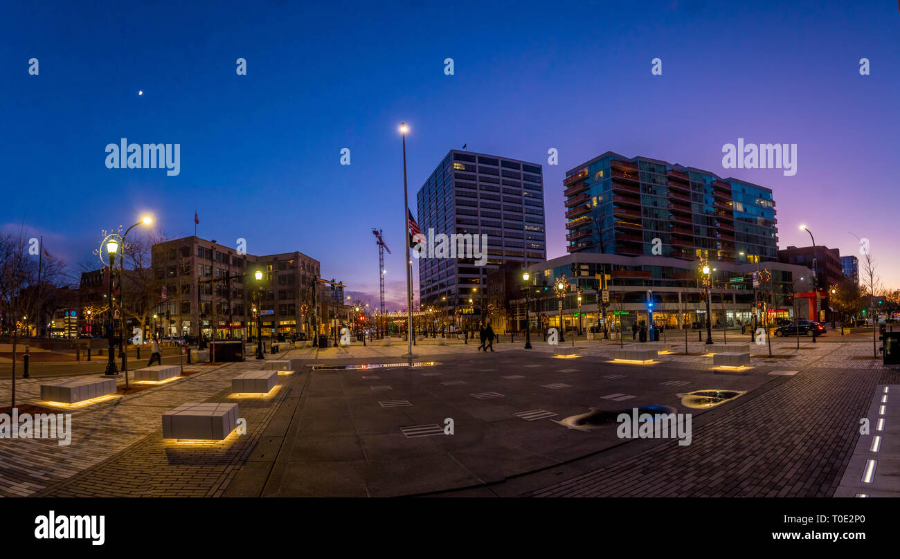 Calda notte invernale con un bel tramonto colorato. Foto Stock