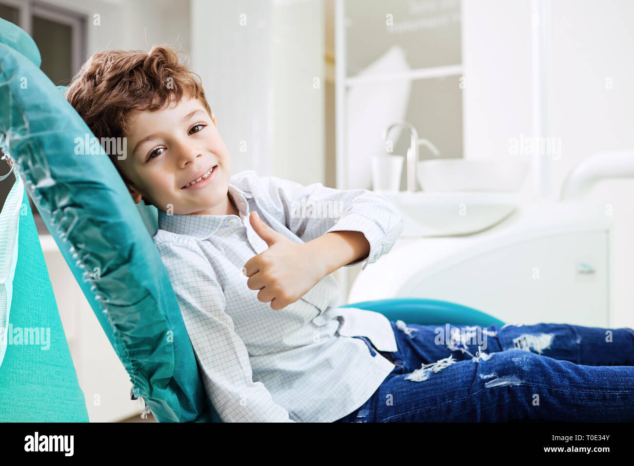 Odontoiatria infantile concetto. Il ragazzo è sorridente in studio dentistico. Foto Stock