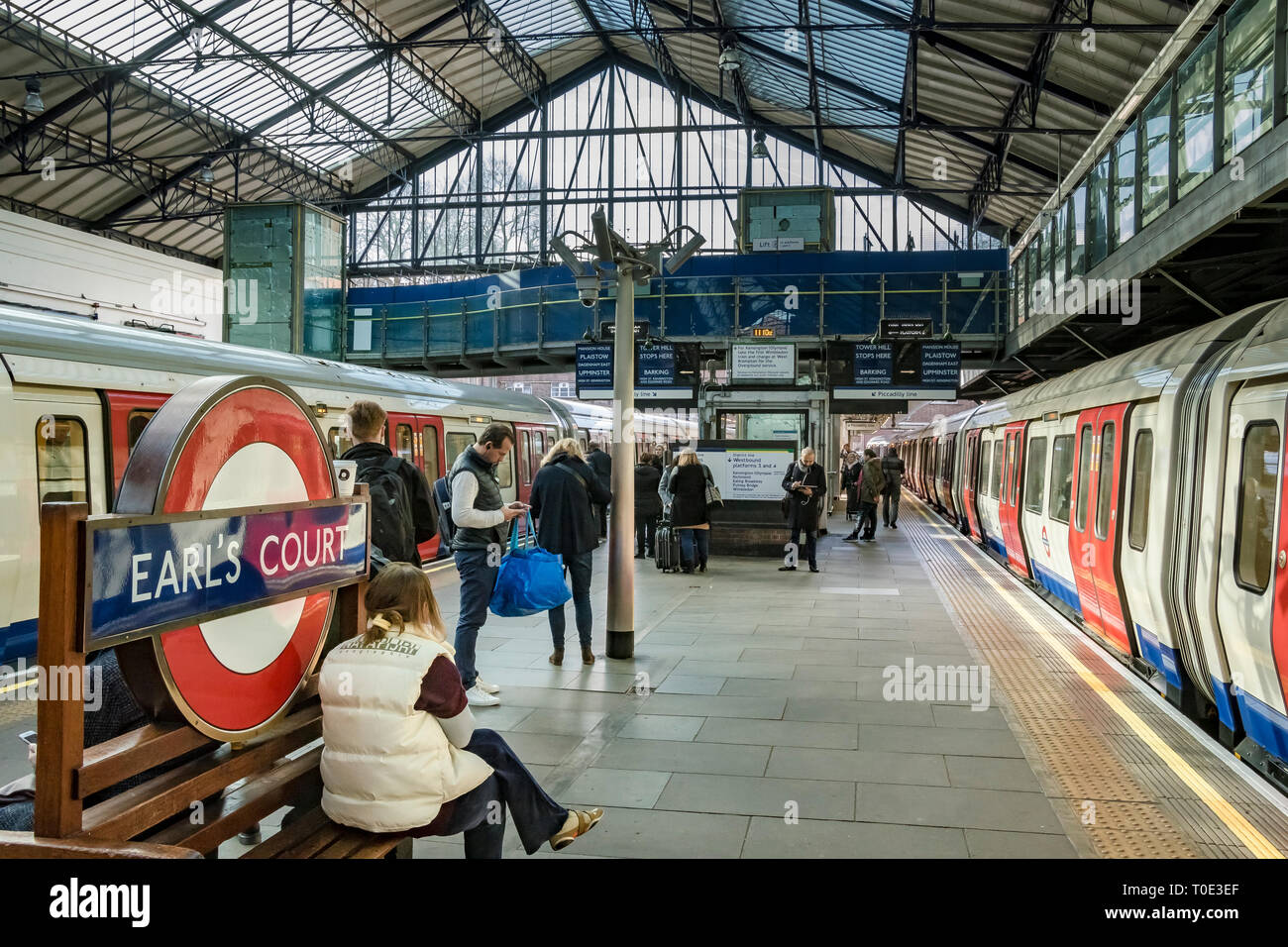 I treni della District Line sono in attesa presso i binari della stazione metropolitana di Earls Court , Londra, Regno Unito Foto Stock