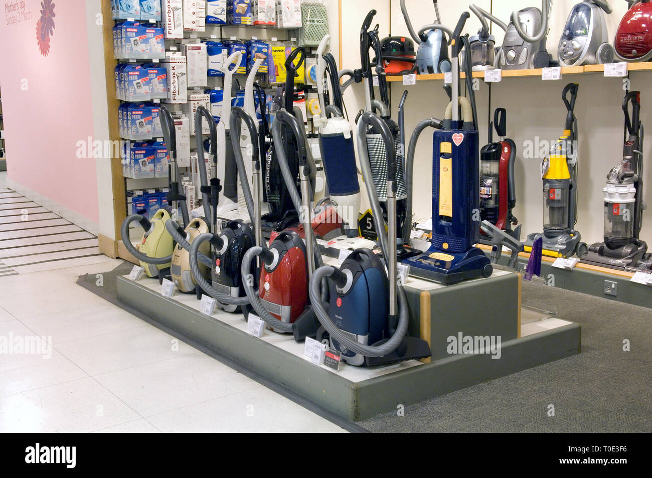 Vari gradi di vuoto per la vendita in John Lewis department store. Foto Stock