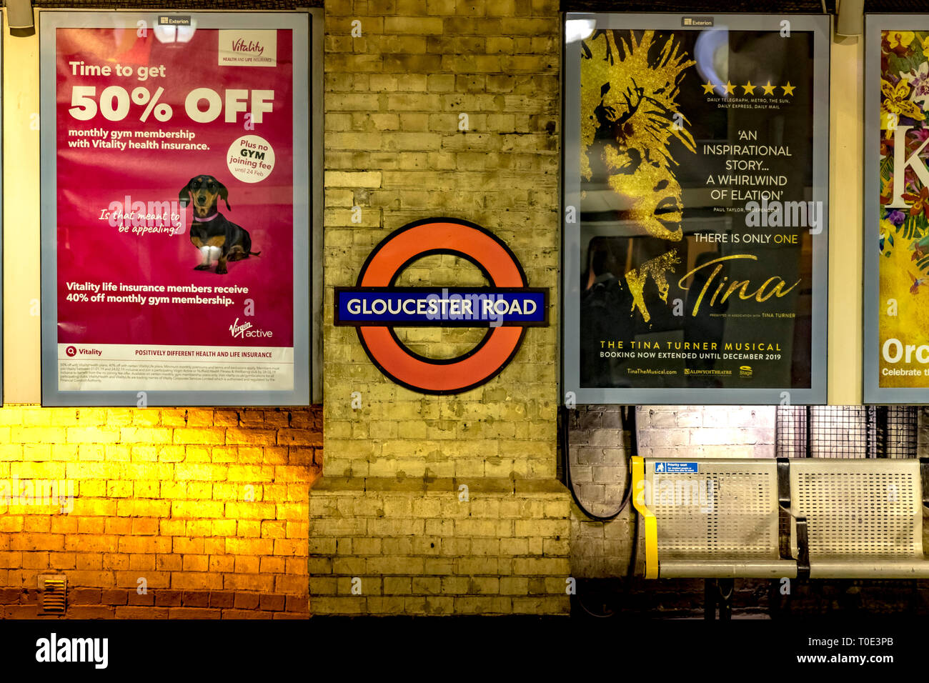 Poster della fattura sulla stazione della metropolitana di Gloucester Road, Londra, Regno Unito Foto Stock