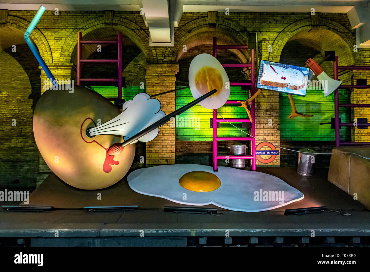 Installazione artistica di uova giganti di Heather Phillipson alla stazione della metropolitana di Gloucester Road, progetto Art of the Art on the Underground, Londra, Regno Unito Foto Stock