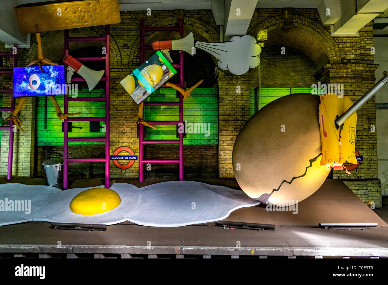 Installazione artistica di uova giganti di Heather Phillipson alla stazione della metropolitana di Gloucester Road, progetto Art of the Art on the Underground, Londra, Regno Unito Foto Stock