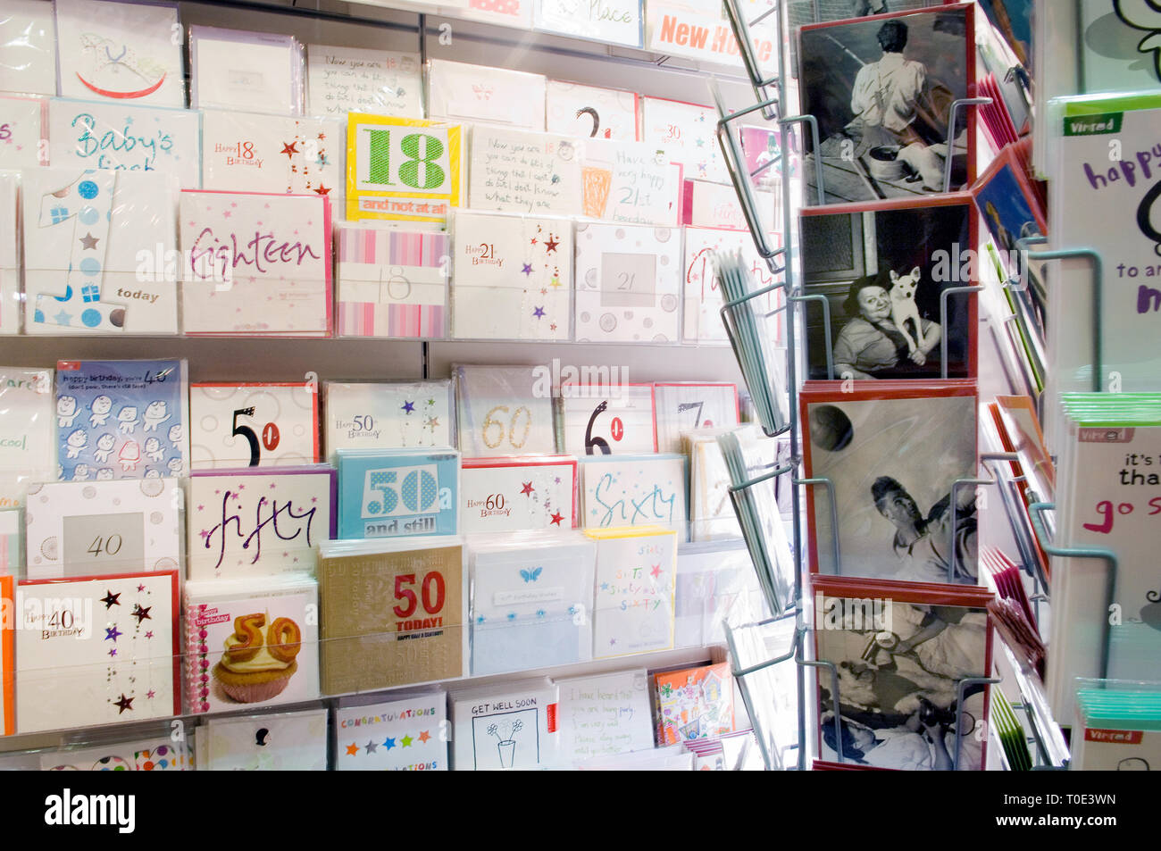 Un display di biglietti di auguri al Zest chimico e card shop, Soho, Londra Foto Stock