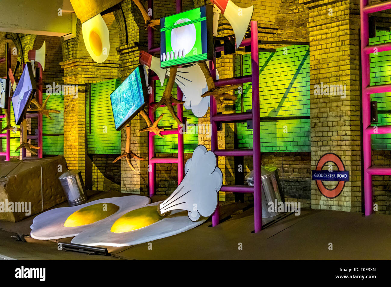 Installazione di arte Uova giganti da Heather Phillipson alla stazione della metropolitana di Gloucester Road, Londra, arte della tecnica sul progetto della metropolitana Foto Stock