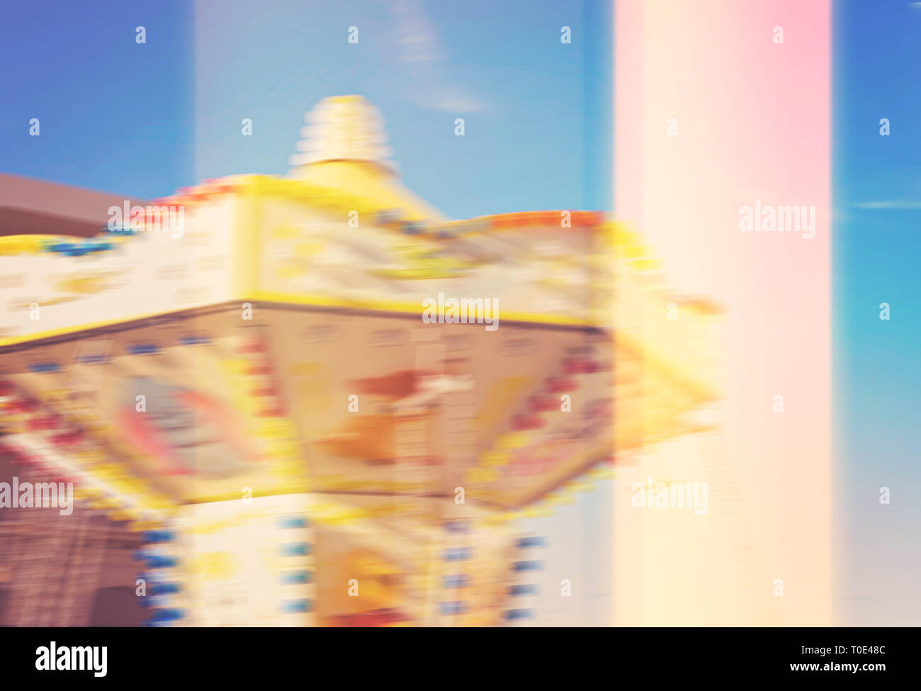 Abstract slow motion view della giostra rotante contro il cielo blu con glitch perdita di luce effetti sfocati sullo sfondo di estate Foto Stock