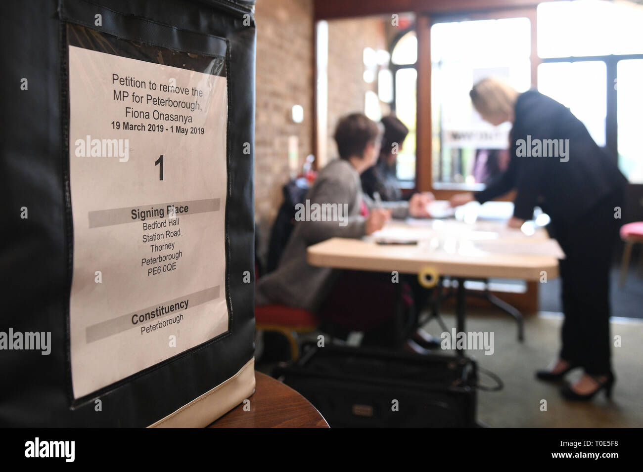 Bedford Hall di Thorney, Peterborough, dove gli elettori viene data la possibilità di firmare una petizione a forza di elezioni suppletive seguendo la convinzione di locale MP Fiona Onasanya per giacente su un velocizzando il reato. Foto Stock