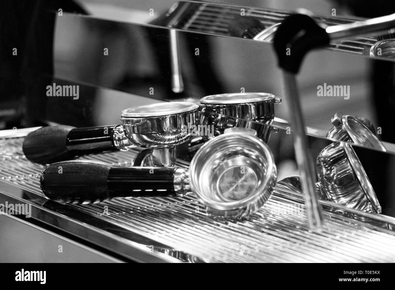 Barista che lavora in un negozio di caffè, Close up del barista preme il caffè macinato usando antimanomissione, Barista fare il caffè Portafilter Concept Foto Stock