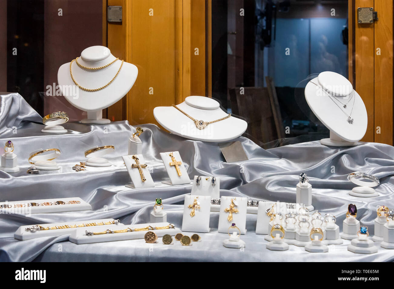 Gioielli anelli con diamanti e collane mostrano in luxury retail store window display vetrina Foto Stock
