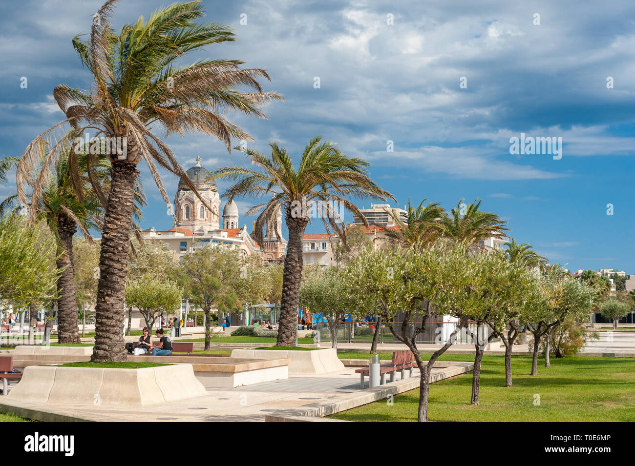 Parco Jardin Bonaparte, sullo sfondo la Basilica di Notre Dame di Victoire, Saint-Raphael, Var, Provence-Alpes-Côte d'Azur, in Francia, in Europa Foto Stock