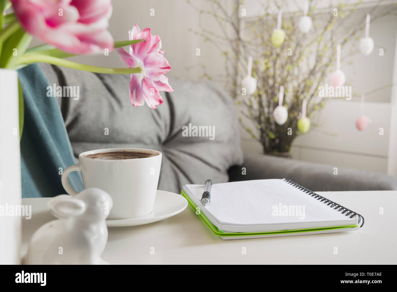 Mattina caffè nero nella primavera interiore. Pasqua partito pianificazione. Foto Stock
